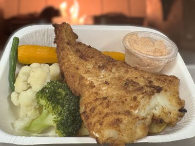 Image de Morue panée, pomme de terre grillée et légumes vapeur